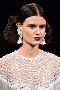  Naeem Khan sonbahar 2017 Gelin Koleksiyonu gösteri