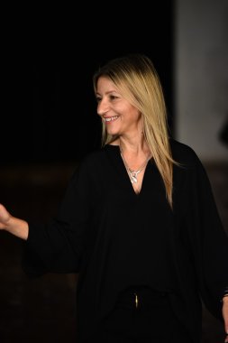 Tasarımcısı Rita Vinieris selamlıyor seyirci