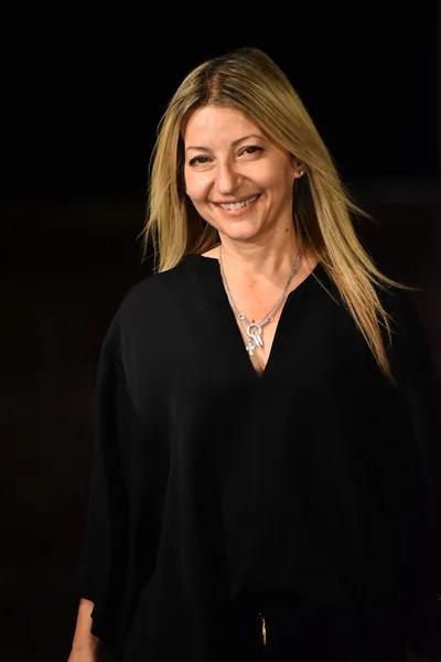 La designer Rita Vinieris saluta il pubblico — Foto Stock