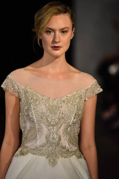 Rivini sonbahar 2017 Gelin Koleksiyonu gösteri