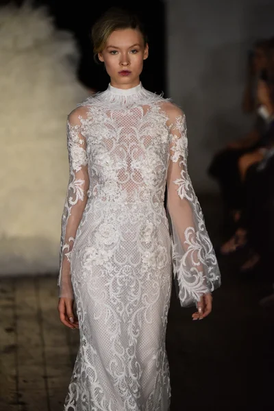 Выставка "Rivini Fall 2017 Bridal" — стоковое фото