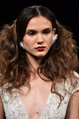  Naeem Khan sonbahar 2017 Gelin Koleksiyonu gösteri