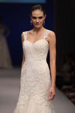 Amare gelin Couture sonbahar 2017 koleksiyonu gösteri