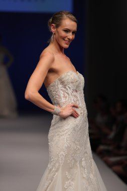 Amare gelin Couture sonbahar 2017 koleksiyonu gösteri