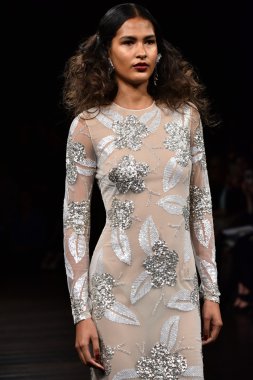  Naeem Khan sonbahar 2017 Gelin Koleksiyonu gösteri