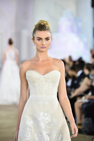 Ines Di Santo Automne 2017 Mariage collection spectacle — Photo