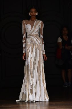  Naeem Khan sonbahar 2017 Gelin Koleksiyonu gösteri