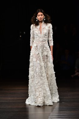  Naeem Khan sonbahar 2017 Gelin Koleksiyonu gösteri