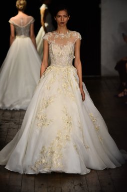 Rivini sonbahar 2017 Gelin Koleksiyonu gösteri