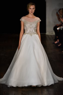 Rivini sonbahar 2017 Gelin Koleksiyonu gösteri