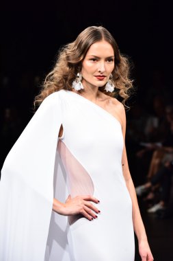  Naeem Khan sonbahar 2017 Gelin Koleksiyonu gösteri