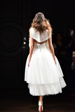  Naeem Khan sonbahar 2017 Gelin Koleksiyonu gösteri