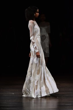  Naeem Khan sonbahar 2017 Gelin Koleksiyonu gösteri 