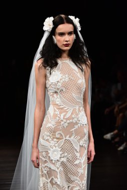  Naeem Khan sonbahar 2017 Gelin Koleksiyonu gösteri 