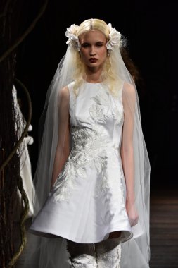  Naeem Khan sonbahar 2017 Gelin Koleksiyonu gösteri 