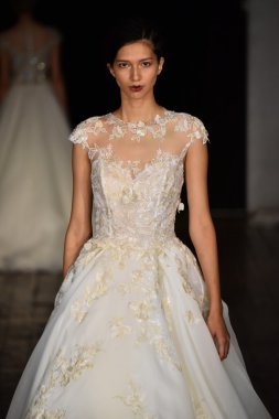 Rivini sonbahar 2017 Gelin Koleksiyonu gösteri 