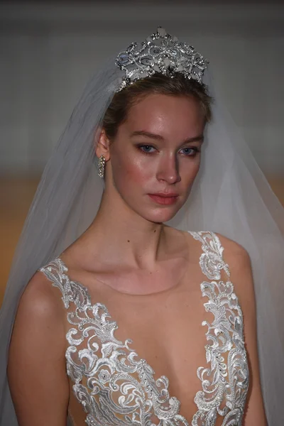 Alon Livne fehér 2017 menyasszonyi gyűjtemény — Stock Fotó