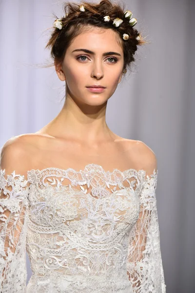 Reem acra herbst 2017 braut kollektion — Stockfoto