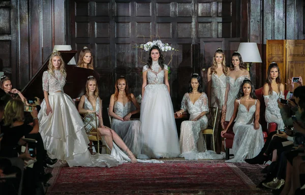 Julie Vino sonbahar 2017 koleksiyonu gösteri 