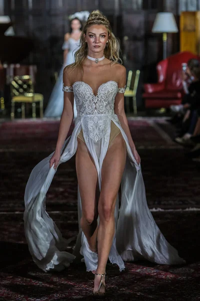 Julie Vino sonbahar 2017 koleksiyonu gösteri