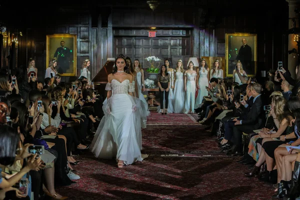 Julie Vino sonbahar 2017 koleksiyonu gösteri 