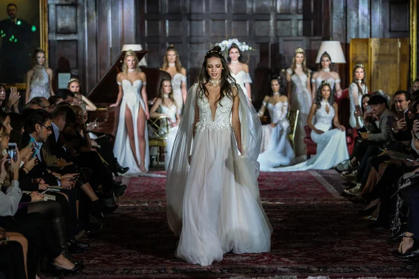 Julie Vino sonbahar 2017 koleksiyonu gösteri 