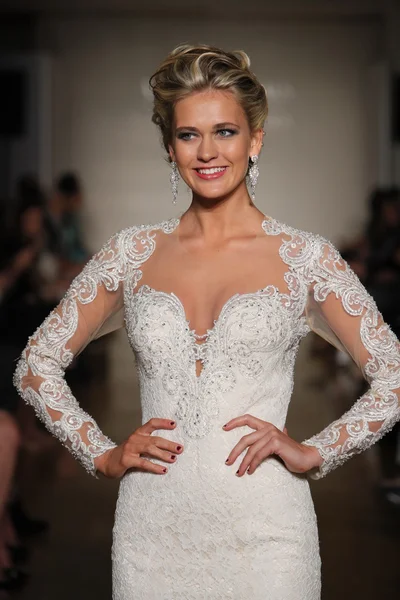 Kolekcja Allure bridals Fall 2017 — Zdjęcie stockowe