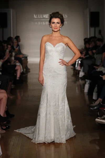 Kolekcja Allure bridals Fall 2017 — Zdjęcie stockowe