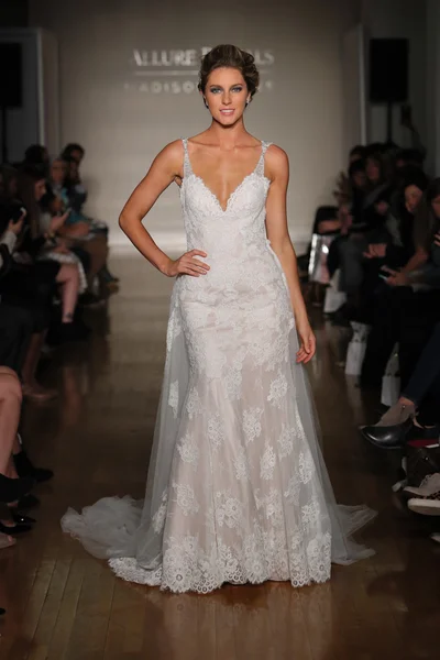 Kolekcja Allure bridals Fall 2017 — Zdjęcie stockowe