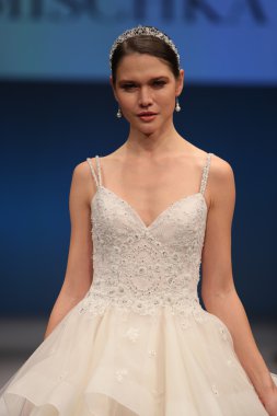 Badgley Mischka Sonbahar 2017 Gelinlik Koleksiyonu