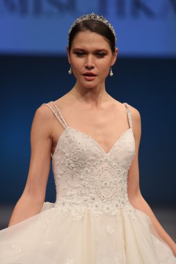 Badgley Mischka Sonbahar 2017 Gelinlik Koleksiyonu