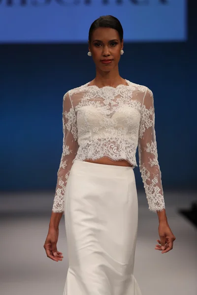 Badgley Mischka Fall 2017 Bridal Collection — Stock Photo, Image