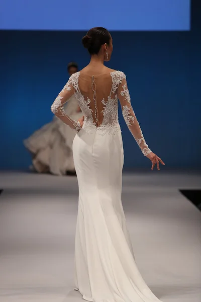 Badgley Mischka Fall 2017 Bridal sbírka — Stock fotografie