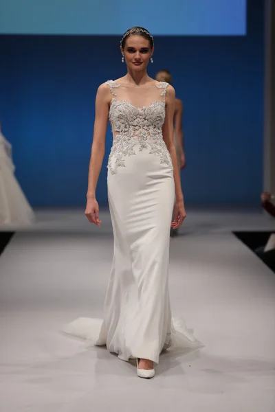 Badgley Mischka Fall 2017 Bridal sbírka — Stock fotografie