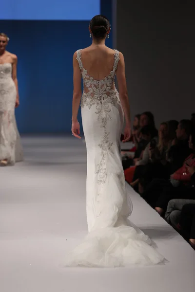 Badgley Mischka Fall 2017 Bridal sbírka — Stock fotografie