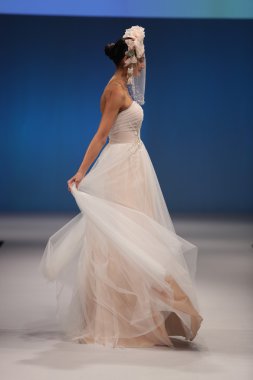  Malis- Henderson Sonbahar 2017 Gelinlik Koleksiyonu  