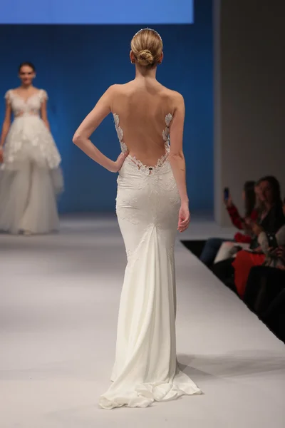 Rhea Costa Fall 2017 Bridalová sbírka — Stock fotografie