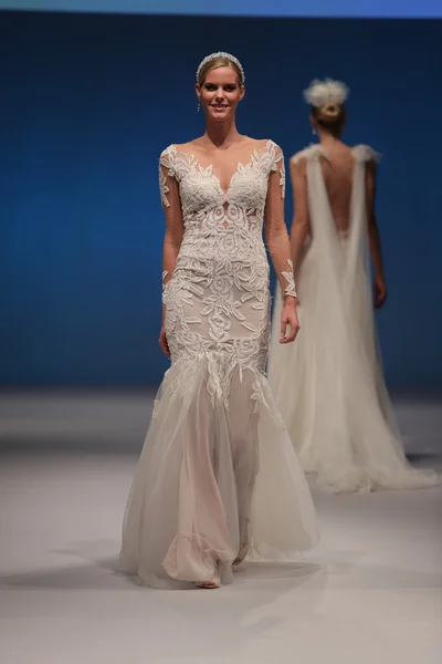 Rhea Costa Fall 2017 Bridalová sbírka — Stock fotografie