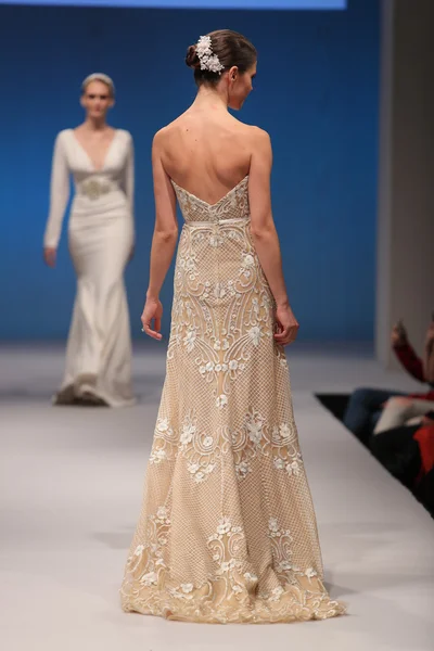 Zarucci Fall 2017 Bridal Collection — 图库照片