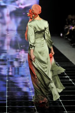 Laura ve Medni koleksiyon Moskova moda haftası sırasında