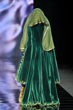 Laura ve Medni koleksiyon Moskova moda haftası sırasında