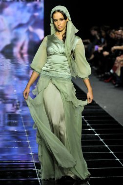 Laura ve Medni koleksiyon Moskova moda haftası sırasında