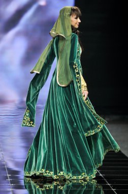 Laura ve Medni koleksiyon Moskova moda haftası sırasında