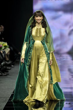 Laura ve Medni koleksiyon Moskova moda haftası sırasında