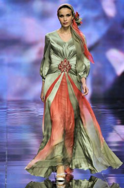 Laura ve Medni koleksiyon Moskova moda haftası sırasında