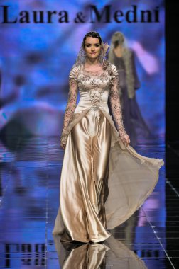 Laura ve Medni koleksiyon Moskova moda haftası sırasında