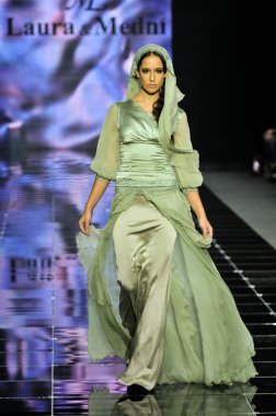 Laura ve Medni koleksiyon Moskova moda haftası sırasında