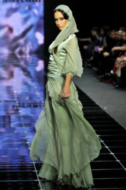 Laura ve Medni koleksiyon Moskova moda haftası sırasında