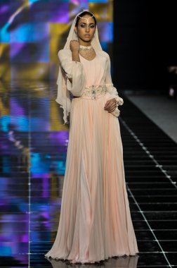 Laura ve Medni koleksiyon Moskova moda haftası sırasında