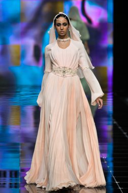 Laura ve Medni koleksiyon Moskova moda haftası sırasında